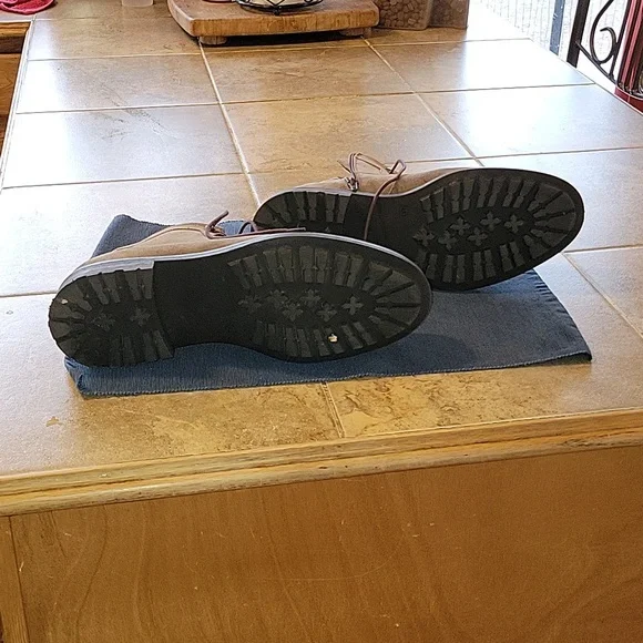 Unitnyndiversity NWOB Suede  Boots - Picture 5 of 9